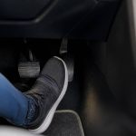 Accélérateur voiture : fonctionnement, pannes et conseils pour bien l’utiliser