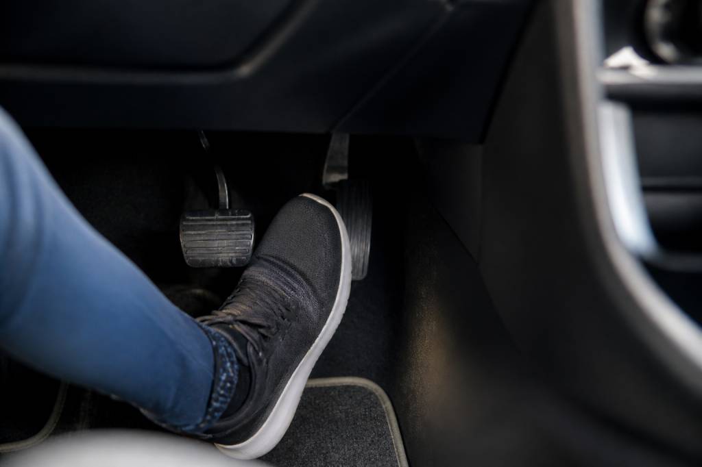 Accélérateur voiture : fonctionnement, pannes et conseils pour bien l’utiliser